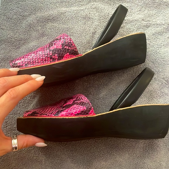 Kenneth Cole Reaction hot pink snake skin sandals - Picture 2 of 6